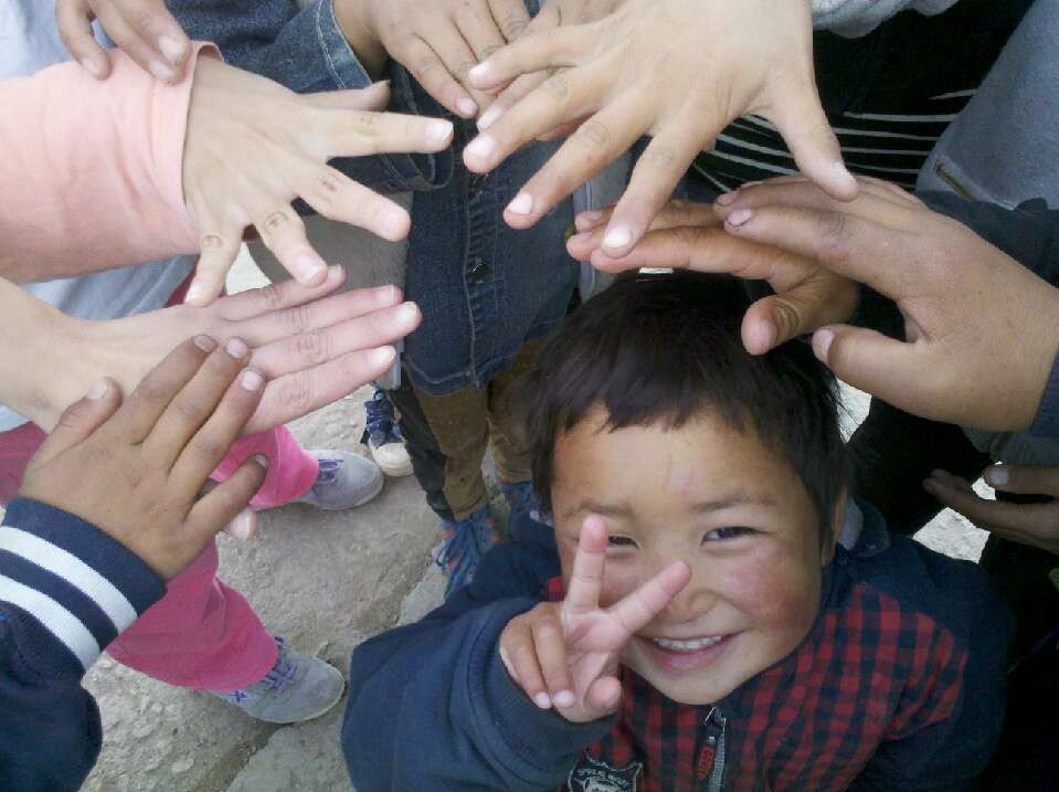 電子科技大學(xué)“紅心”支教隊(duì)的隊(duì)員們此次實(shí)踐地是青海省青海湖甲乙村的孤殘學(xué)校。7月15日,隊(duì)員們?yōu)楹⒆觽儙チ藢W(xué)習(xí)用品,體育用品和教學(xué)物資,希望不僅能讓孤殘兒童更好的生活和學(xué)習(xí),還能讓孩子們了解更多的外界信息,真正感受到外界的關(guān)心。圖為孩子們面對(duì)隊(duì)員的鏡頭喜笑顏開(kāi)。