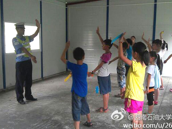 7��24��������ʯ�ʹ�WУ��ӛ�߈F���Ű�֧��־Ը꠽o���ӂ�������һ�ò�һ�ӵ��I�w��n�����а������t�����ώ����������ƌW������ώ���N�I��꠆T��ϣ�������ӂ��ڸ����I�ώ�ָ�������܌�δ����������Mϣ�����D�顰���������ڽ̌����ӂ���ָͨ�]�Ļ��A�քݡ�