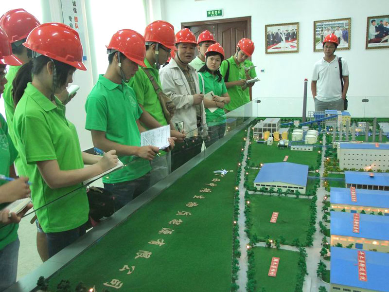 7月16日,廣西大學(xué)環(huán)境學(xué)院暑期實(shí)踐團(tuán)隊(duì)來(lái)到北海市中糧生物質(zhì)能源有限公司。該公司致力于以木薯為原料生產(chǎn)燃料乙醇,通過(guò)燃料乙醇與汽油混合使用降低汽車尾氣中的二氧化碳,氮氧化物等含量。圖為公司孫總在向隊(duì)員們講解生產(chǎn)流程。