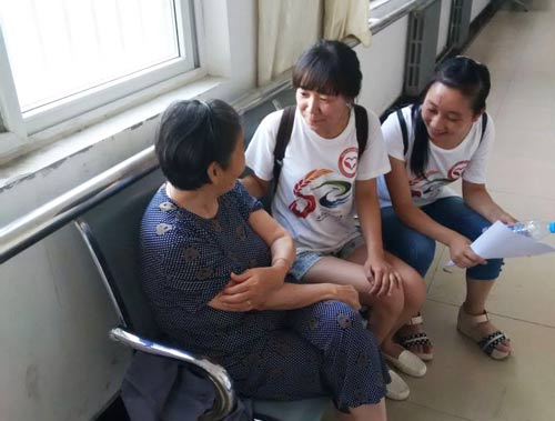 隊員陪孤寡老人聊天。