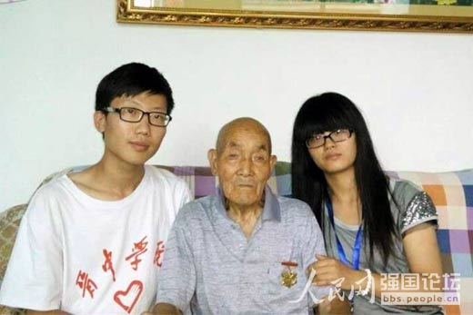 抗戰(zhàn)老兵袁五林與大學(xué)生志愿者。