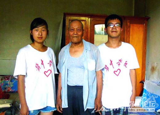 抗戰(zhàn)老兵張忙小與大學(xué)生志愿者。