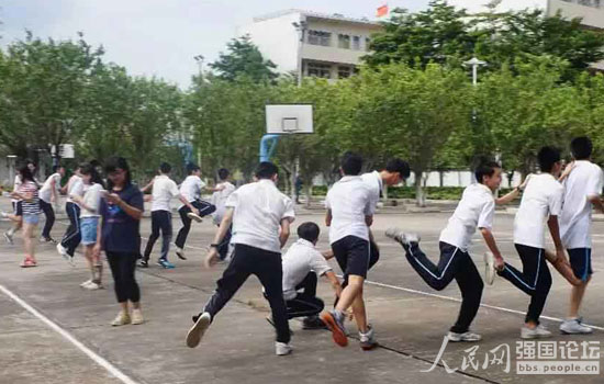 志愿者們在學校舉辦趣味運動會。