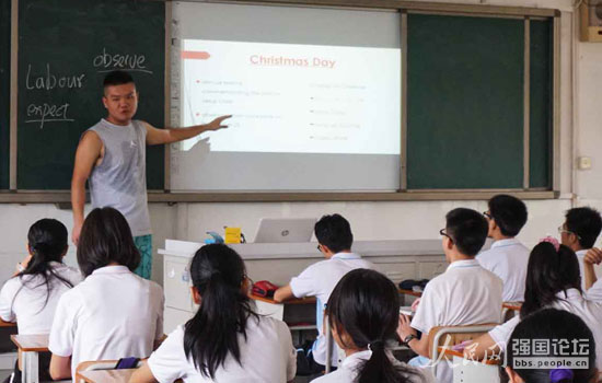 正在上課的志愿者揮汗如雨。
