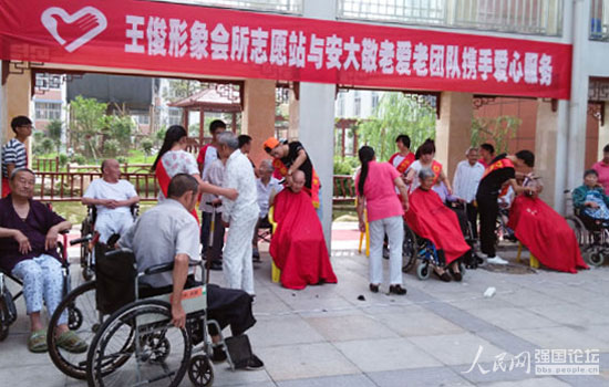 志愿者請來理發師為近30位老人理發。