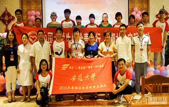 志愿者為老人們表演節目后合照。