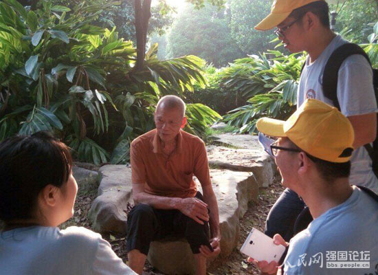 志愿者與壯族老人李中(中)。