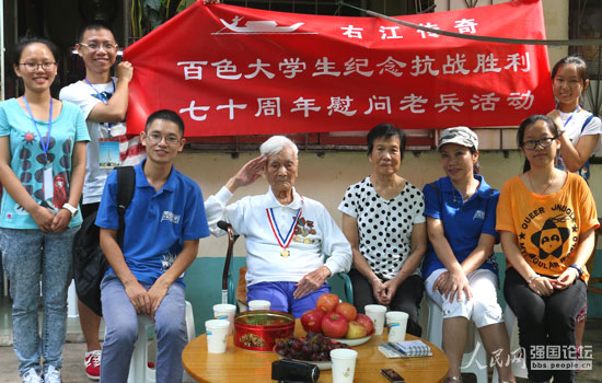 “右江傳奇”團隊與抗戰老兵麥成坤(左四)合影。