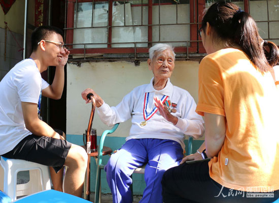志愿者與抗戰老兵麥成坤(中)。