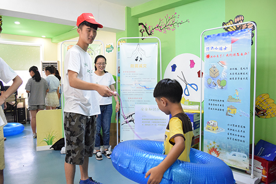 溫州大學(xué)夢(mèng)夕陽(yáng)暑期社會(huì)實(shí)踐隊(duì)走進(jìn)社區(qū)開展暑期安全版趣味運(yùn)動(dòng)會(huì)。