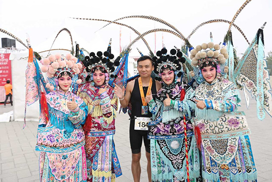 演員與運動員合影。 溫明 攝