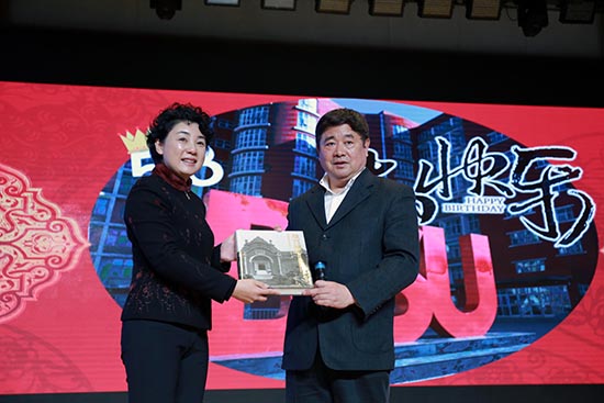 故宮博物院院長單霽翔(右)向北京第二外國語學院黨委書記顧曉園(左)贈送禮物