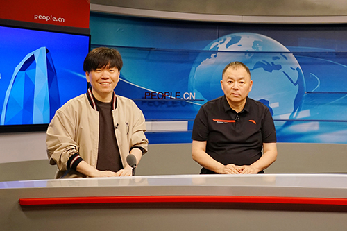 電影頻道節目中心副總編輯王平久(右)、音樂制作人常石磊(左)做客人民網。人民網記者 皇甫萬里 攝