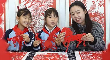 河北唐山：巧手剪紙迎新年